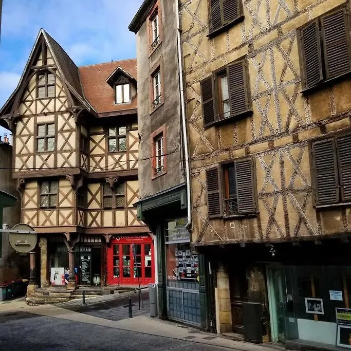 Bel Appartement, 2 Chambres, Centre Ville Thiers 0*,